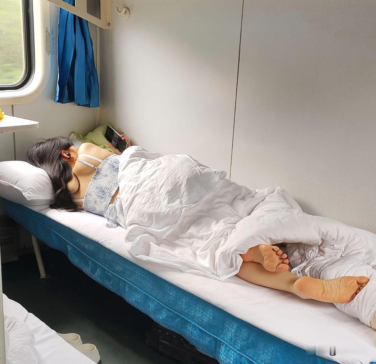 坐火车偶遇美女