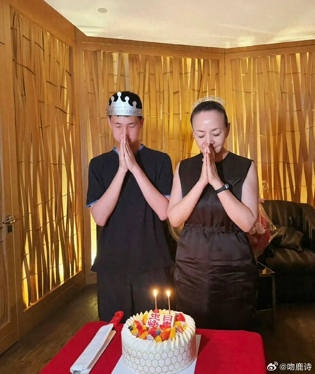 宋丹丹和干儿子庆生！穿黑色短裙秀美腿，65岁状态显嫩不输年轻人众所周知，林永