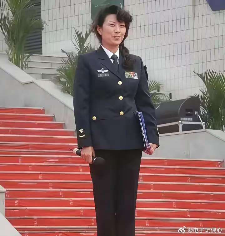 原来这位演员也是一名军人