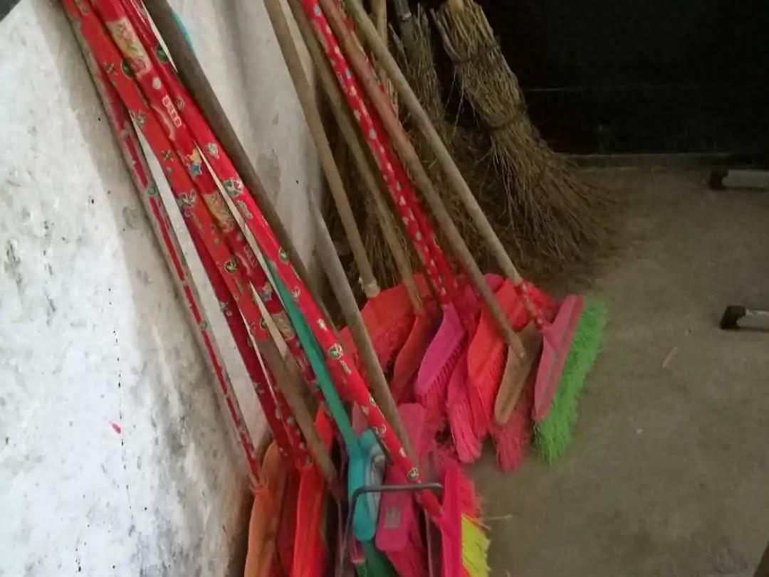 朋友新家装修，我去参观，一进门就看见门口立着一把扫把。我赶紧说：这玩意儿可别放这