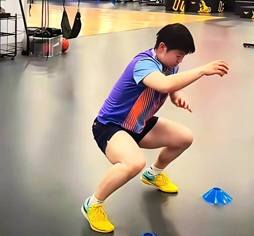 孙颖莎“卷王”实锤！大年初一，别人还在欢度佳节，她已现身体总公寓开启训练。作为新