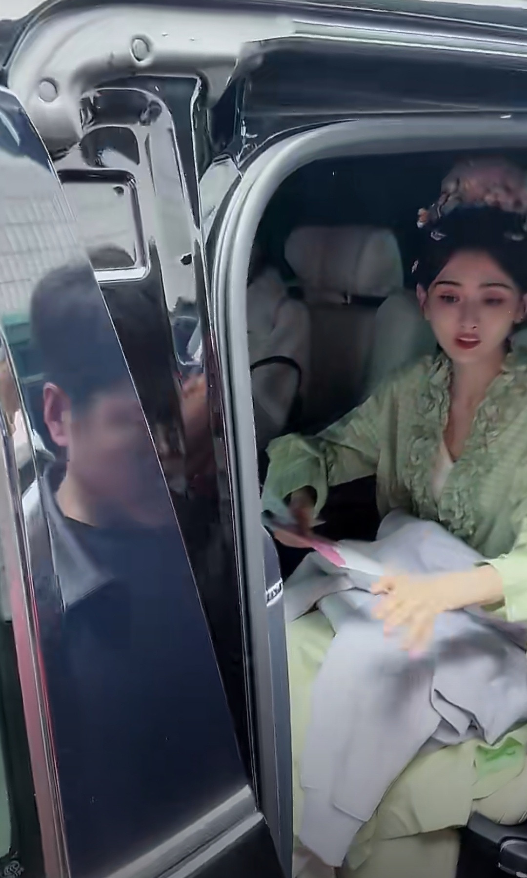 宋祖儿收信时被男粉求婚宋祖儿也太无辜太惨了吧！人家好好坐在车里，连戏服都没换，温