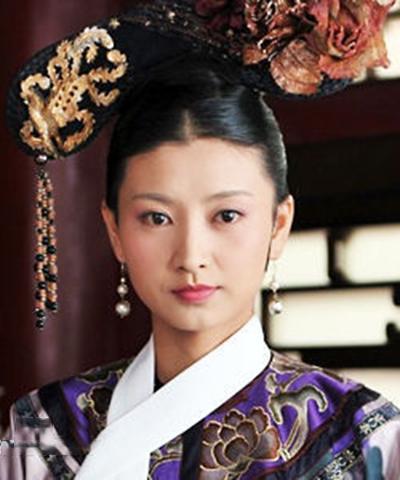 说到古装美人，我总想起《甄嬛传》里的沈眉庄。她不是最有攻击性的美，却像一尊温