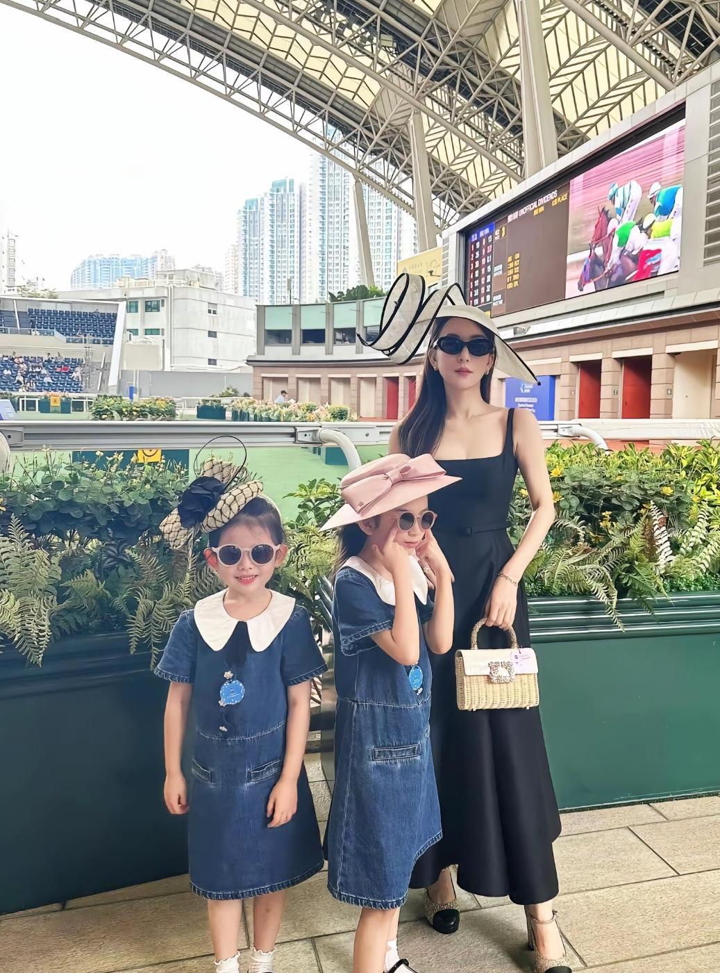 当年嘲笑方媛坐经济舱的人，估计没想到方媛真的活成了香港富太，从厂妹变成气质优雅的
