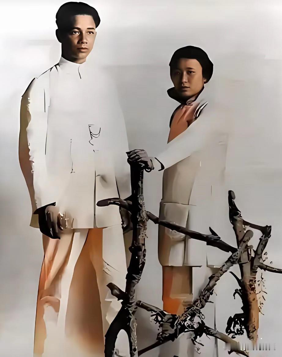 这张珍贵合影拍摄于1912年的上海，汪精卫与陈璧君的婚礼真实照片！照片中我们