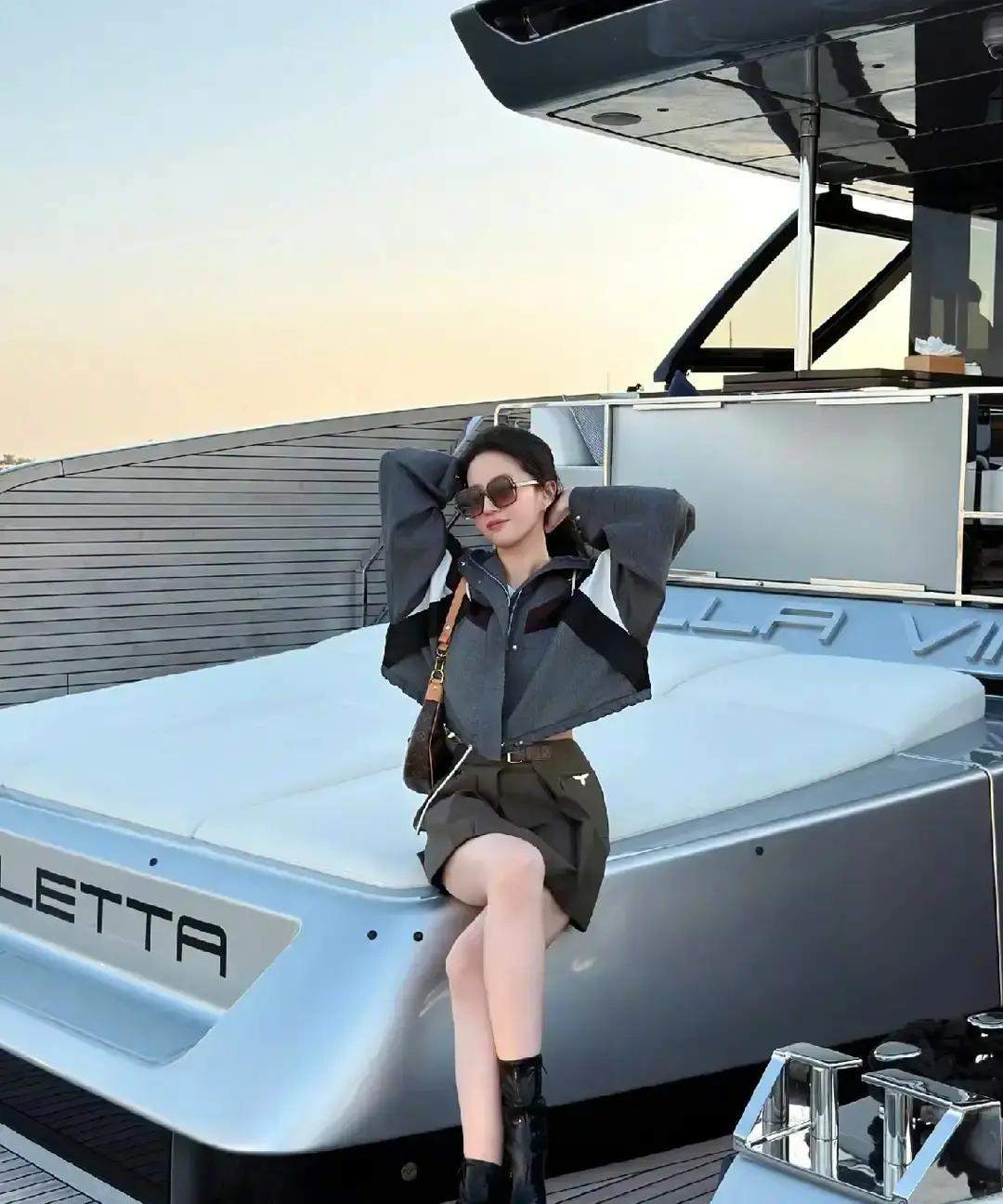 刘亦菲游艇照腰细到能套进男友的手表带，评论区却骂她“胖得像发面”？你被内娱审美陷