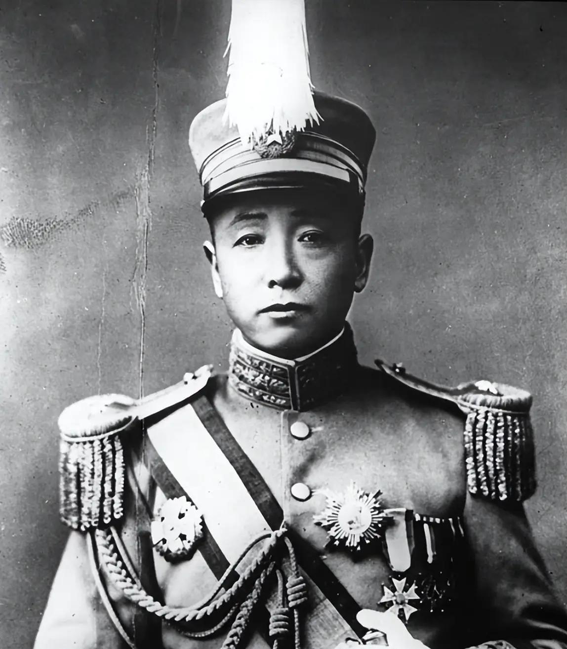 1911年，阚朝玺回老家过年，附近土匪头目纷纷前来拜访，并对他客客气气地说道：“