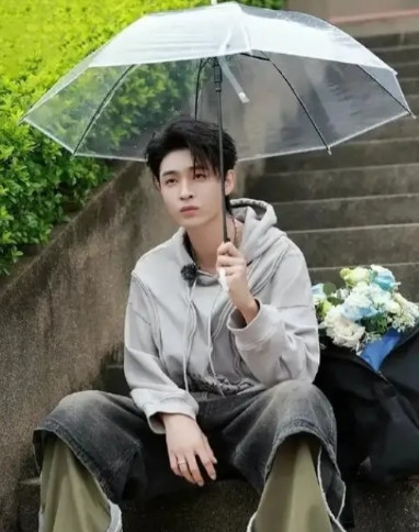 1亿电影说停就停，秦霄贤塌房了？辛雨锡一纸诉状，把秦霄贤姐姐告上法庭，还要公