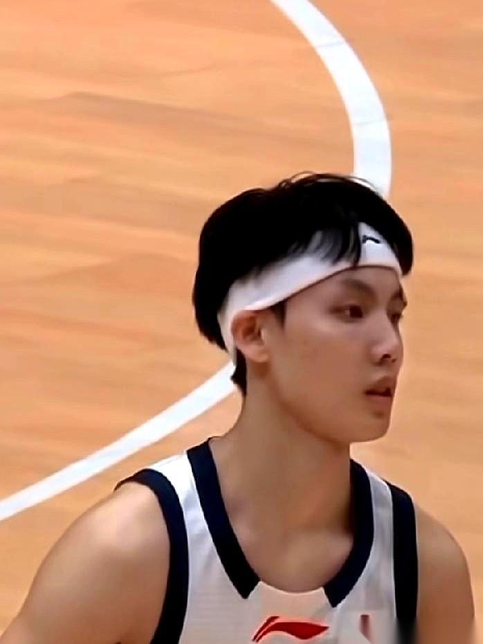 我真是服了，徐杰那屁股在板凳上估计都没坐热。眼瞅着领先的局面要被人家翻过来了，