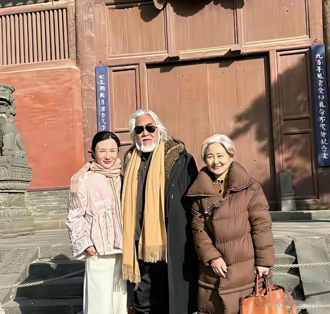 如果不介绍，大家100%的会说是全家照，是父母和女儿。如果介绍明了，网友们肯定会