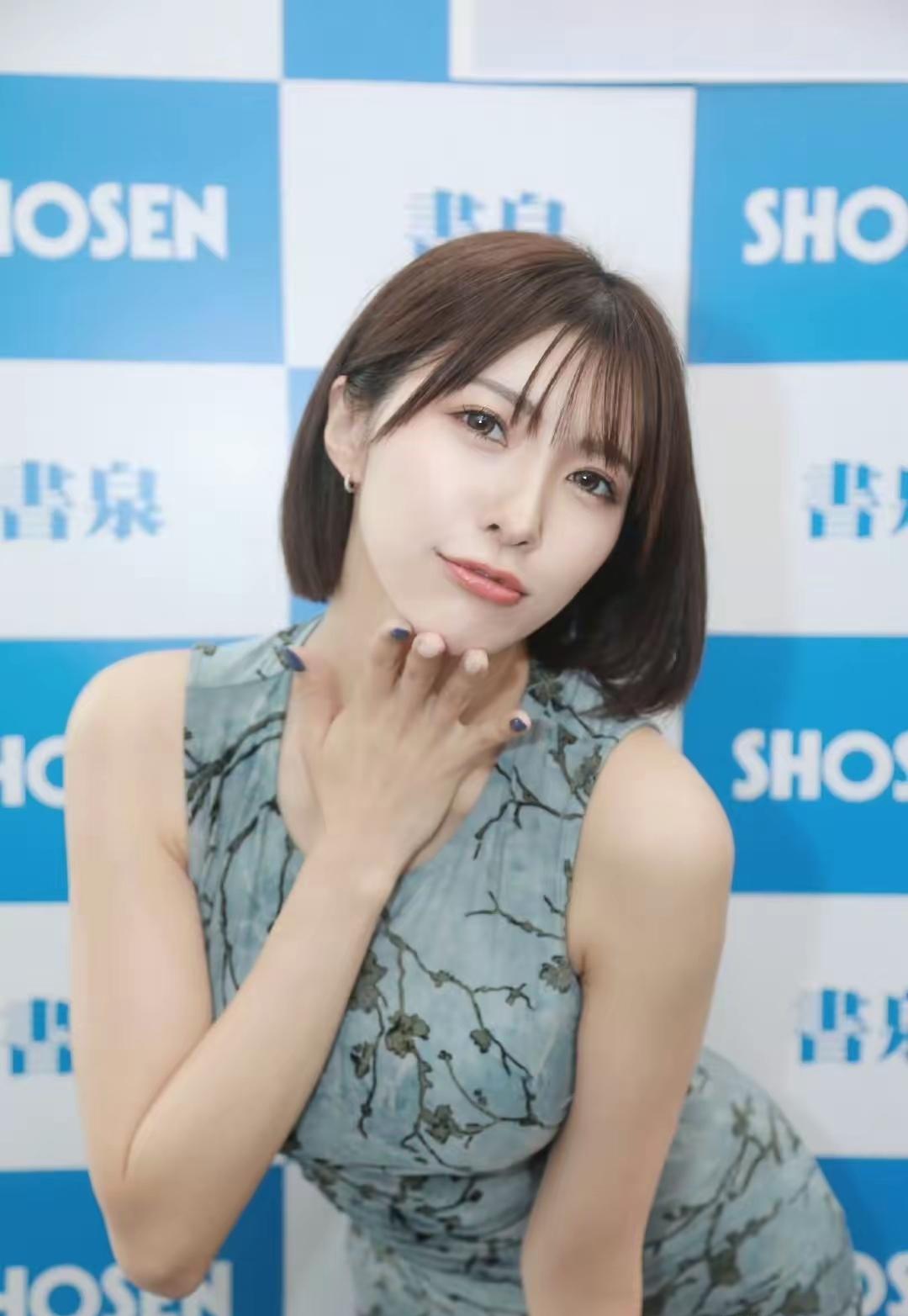 元气少女俏皮自拍，蓝白背景清新自然！精致短发配甜美自拍图连衣裙👗更凸显了好身