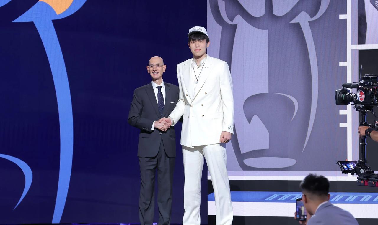 肖华对着杨瀚森微微一笑，NBA收视率下滑的问题已经得到解决！肖华在选秀大会上念