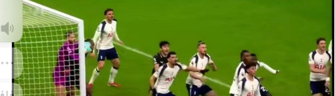 热刺2-2曼城争议拉满！哈兰德角球遭双人抱摔裁判无表示引全网热议热刺2比2曼城