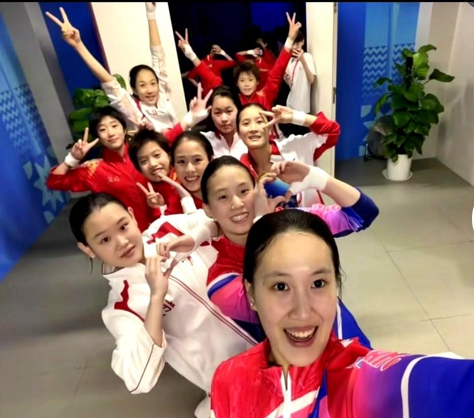 全红婵双人跳翻车了？别急，小姑娘转身就把10米台预赛跳成高分通关。说白了