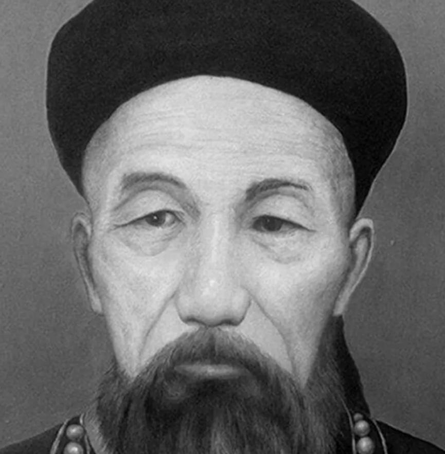 1832年冬天，曾国藩新婚当夜，洞房里的灯一亮，他的妻子欧阳氏看清楚了他的身体，