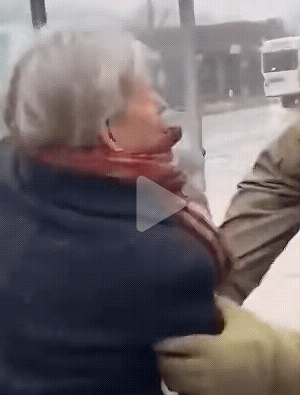 哈哈！😃ICE有枪也不敢用了，白白挨了一巴掌。看来特朗普政府认识到随意开枪