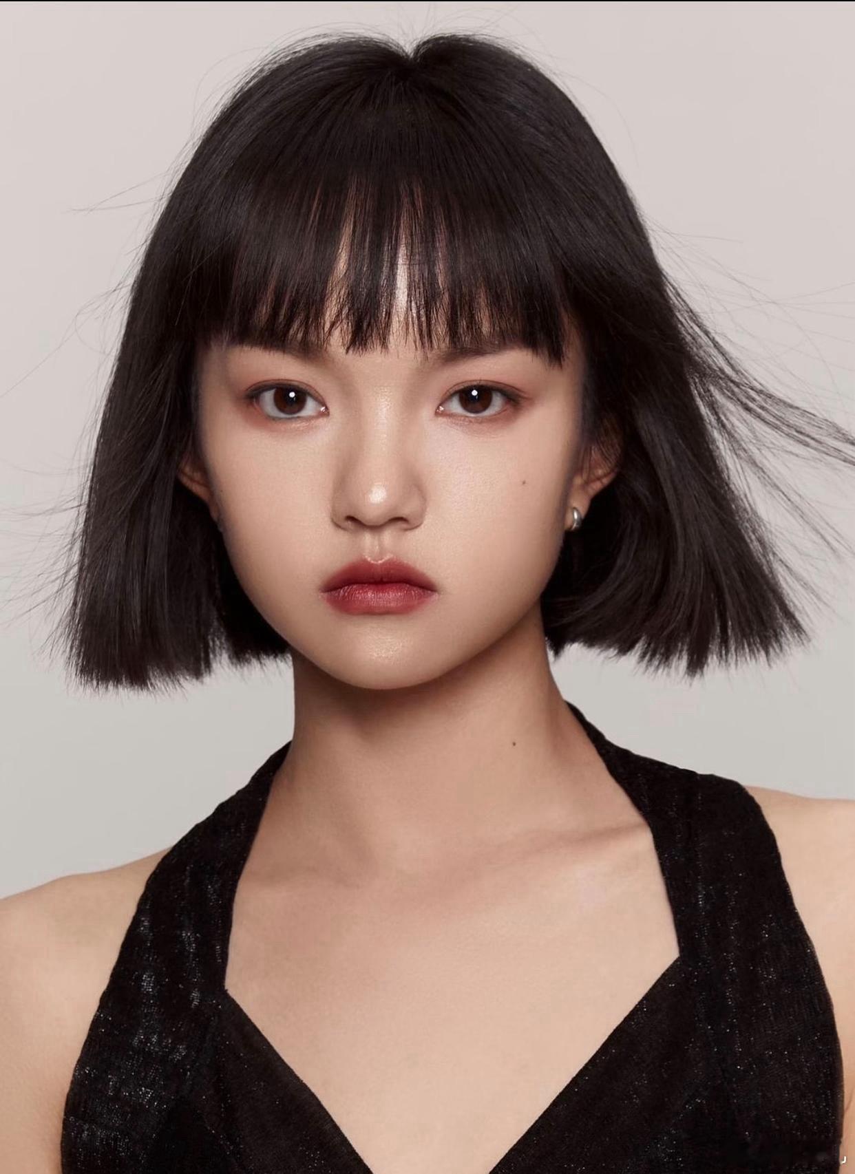 1.杨洋很在意自己的颜值，会定期做医美项目来维持状态，让自己看起来更清爽。2.