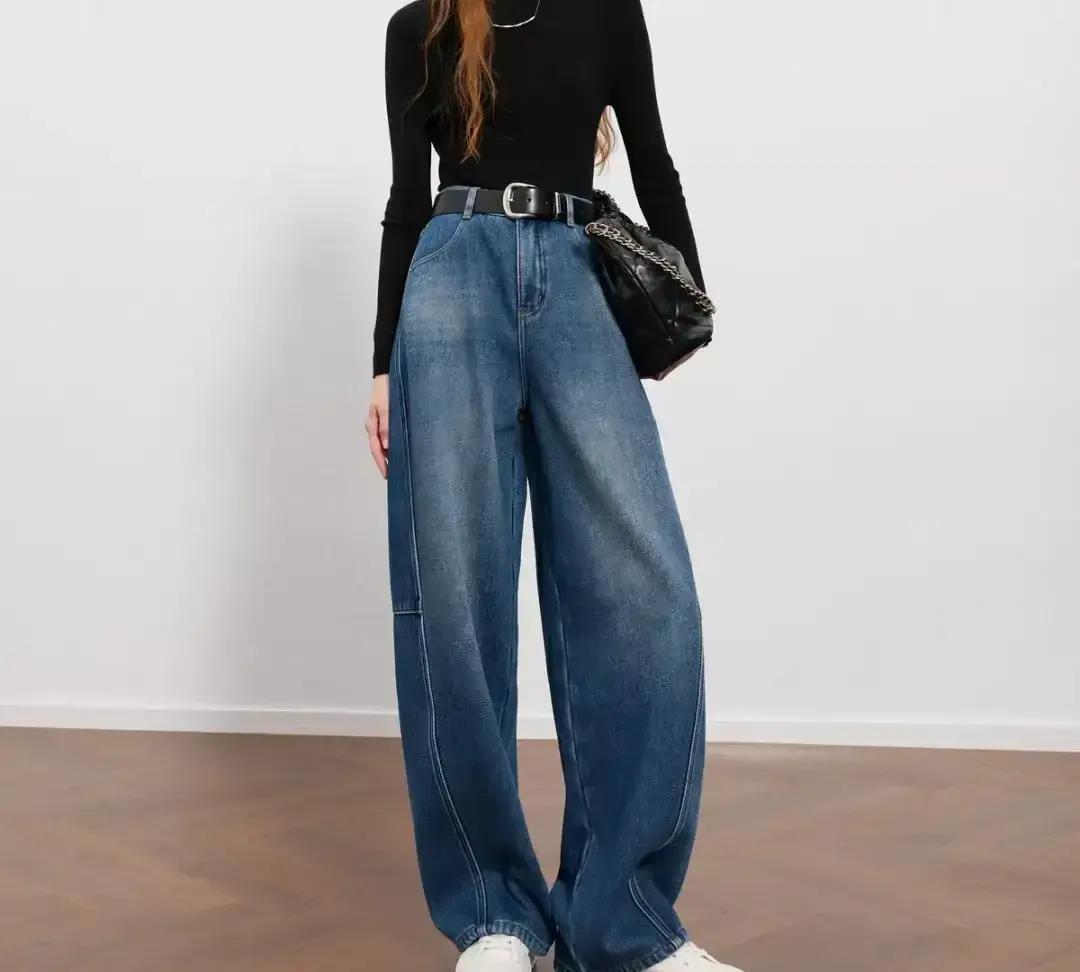 最近满大街都是弯刀裤。这裤子裤腿往外撒开，像把镰刀，从年轻小姑娘到跳广场舞的阿姨