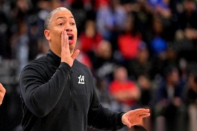 领先10分进第四节，你说这球怎么输？我告诉你快船是怎么输的。就那么眼睁睁地，