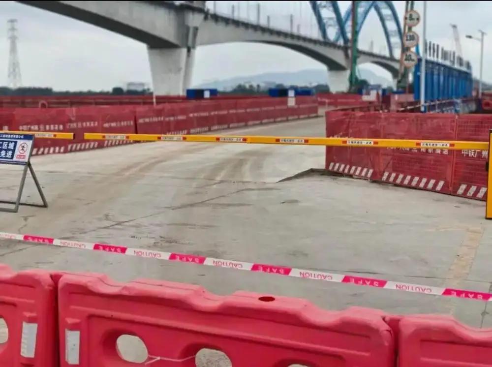 广东江门一在建桥施工点无防护，游客一家五口驾车坠江遇难。这起广东江门古劳惨剧，