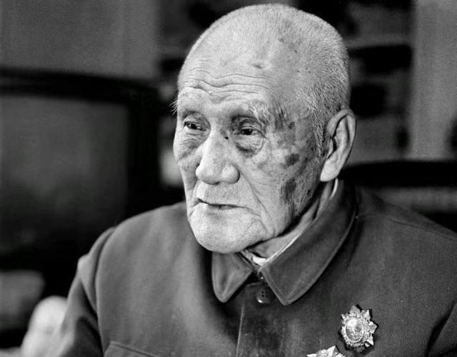 1941年的延安，黄土坡上的风还带着打仗的硝烟味，枣园到食堂的路像往常一样熙熙攘