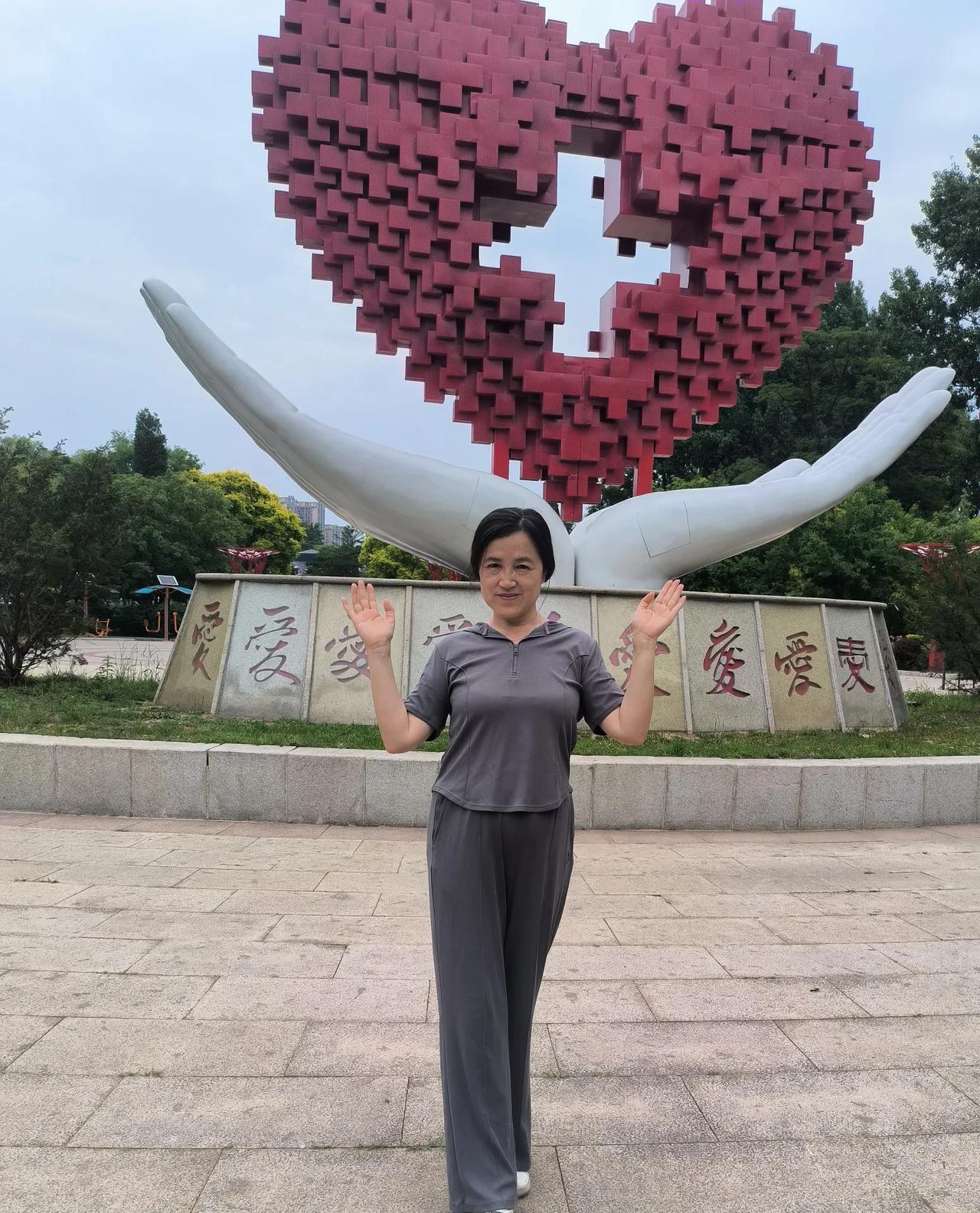 一觉醒来，大雨如期而至，应该是雨声、风声把我唤醒[捂脸哭]73年出生，23年