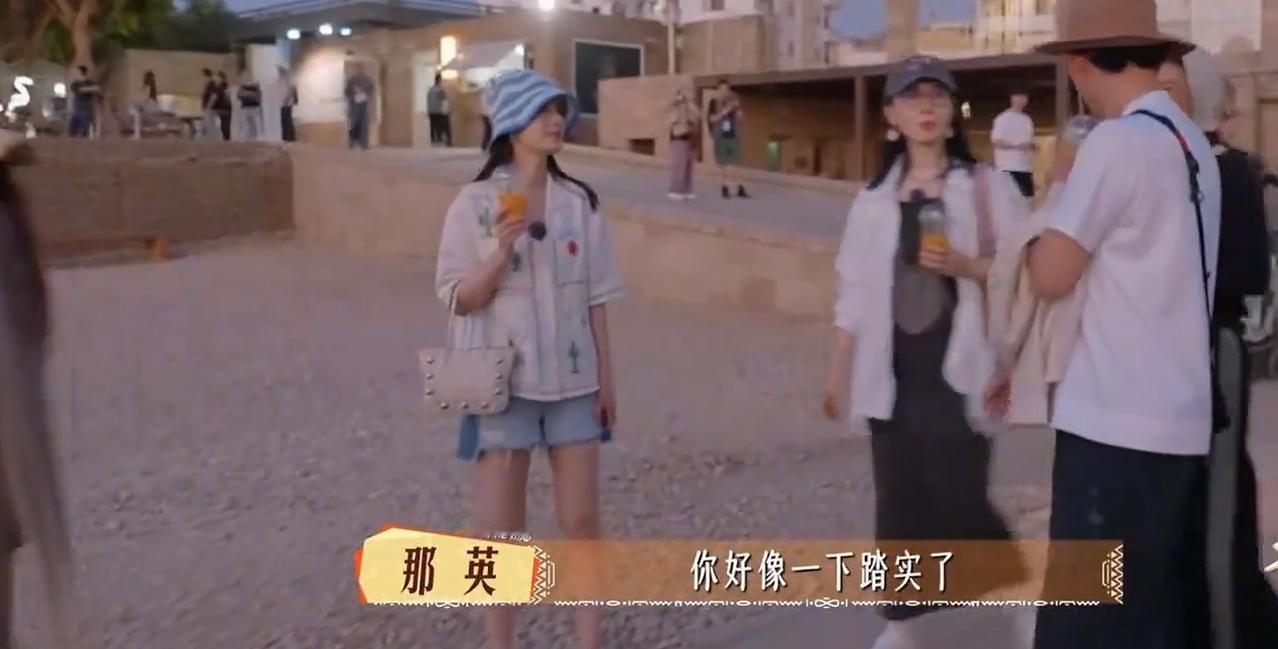 那英，张晚意，龚俊呆呆地看着这一幕。不由得想起一个人，他也是如此暖心周到