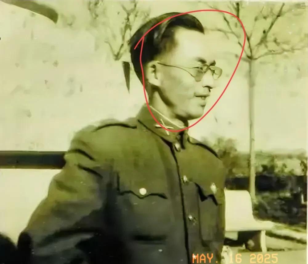 1949年春天，长江北岸硝烟未散，国民党第四十五军副师长李长亨在战场前沿放下武器