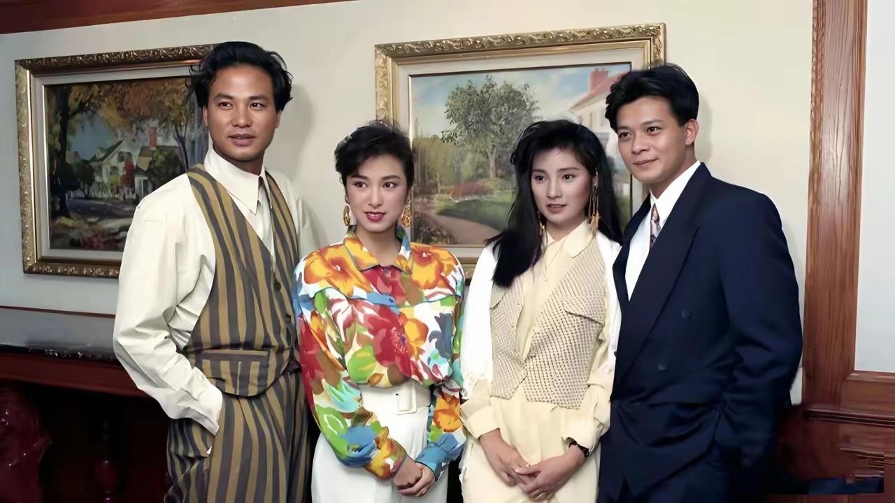 一家人穿着正式，在客厅合影。那时候真年轻，认识这四位的有吗？[作揖][玫瑰]