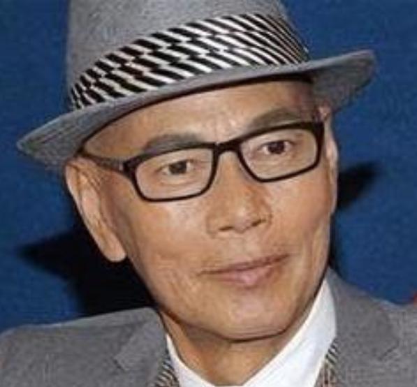 据中新网1月19日报道，香港著名粤剧表演艺术家罗家英在接受记者采访时，追忆了与香