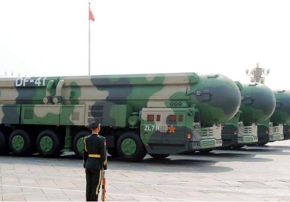 中国核弹头产量暴增，发射井遍地开花？西方舆论，已经炸锅。外媒疯传，中国核弹头生产