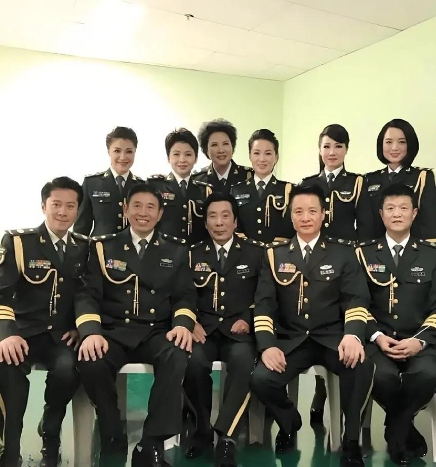 一张明星的集体大合照，认出了白雪、董文华和蔡国庆，你还认出来了谁？歌星合照