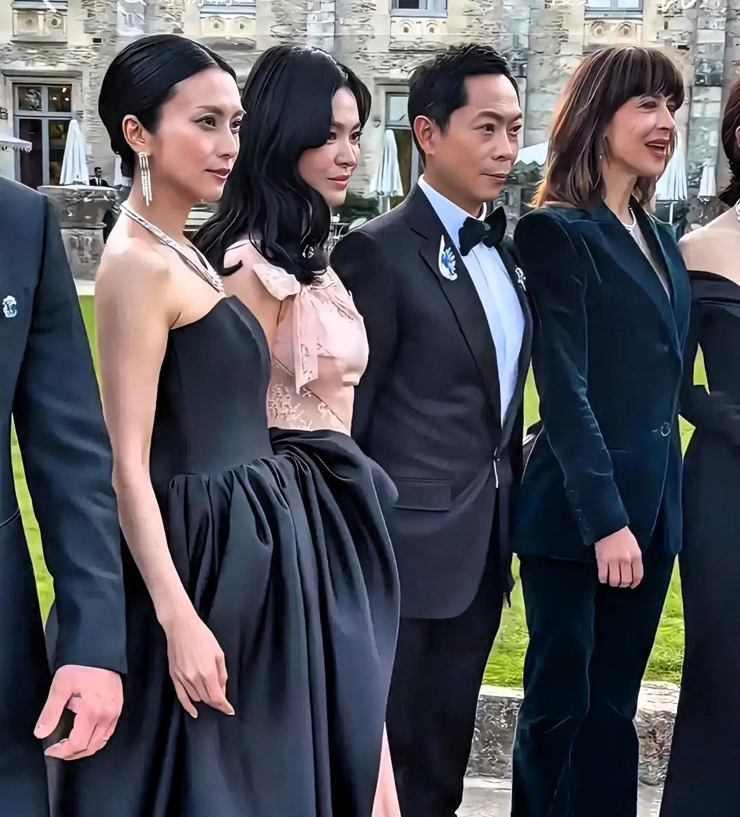 合影里李冰冰和苏菲·玛索并肩C位。宋慧乔站旁边。有人嘀咕：凭什么。凭她52岁