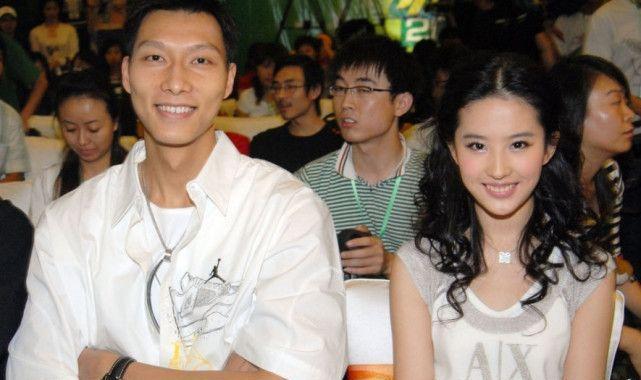 2008年，易建联为了追求刘亦菲，不惜花重金买了一对贵重的手镯送给她，刘亦菲很是