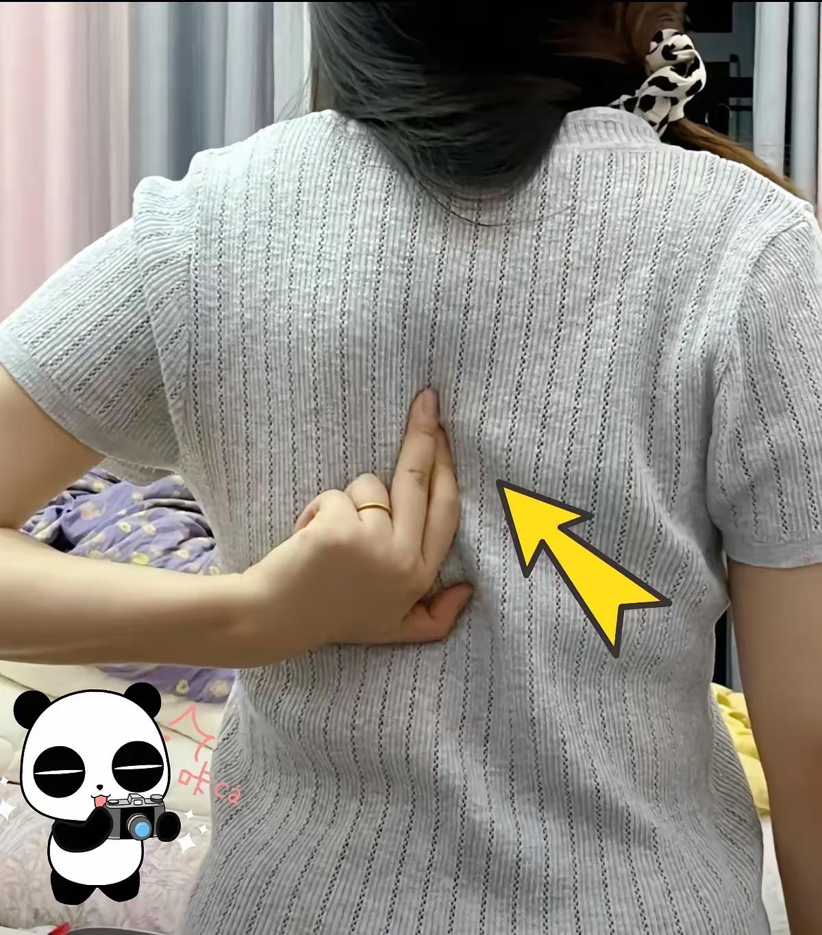 我一姐妹后背疼​快两个月了​去医院看了三次，每次换不同的医生。​第一次说后