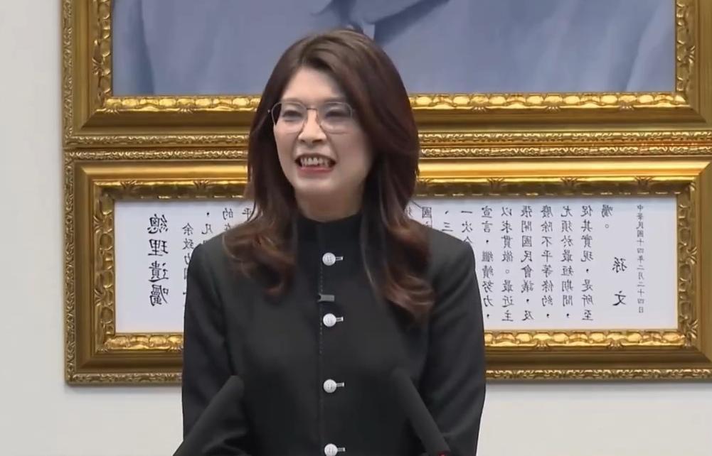 一袭中山装，回顾大陆情，壮士凌云志，大鹏展翅时。郑丽文抵台主持中常会，汇报访问