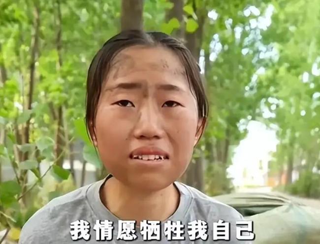 朱门酒肉臭，路有冻死骨！河南，00后女孩独自养活一家5口！父亲瘫痪在床10年、母