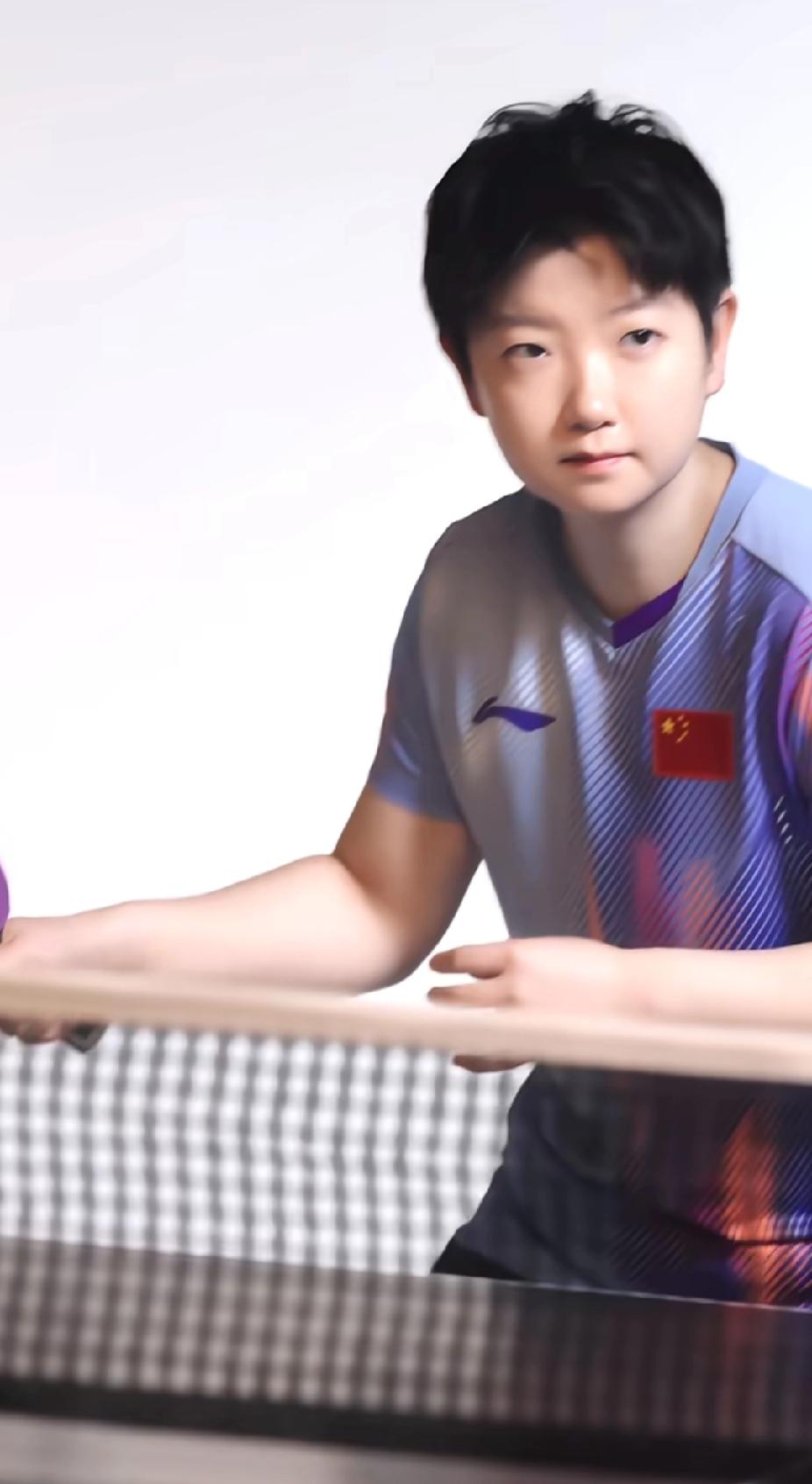 莎气全开！孙颖莎解锁国乒全新战袍，海口亚洲杯稳了✨渐变霓虹色块+流动线条，