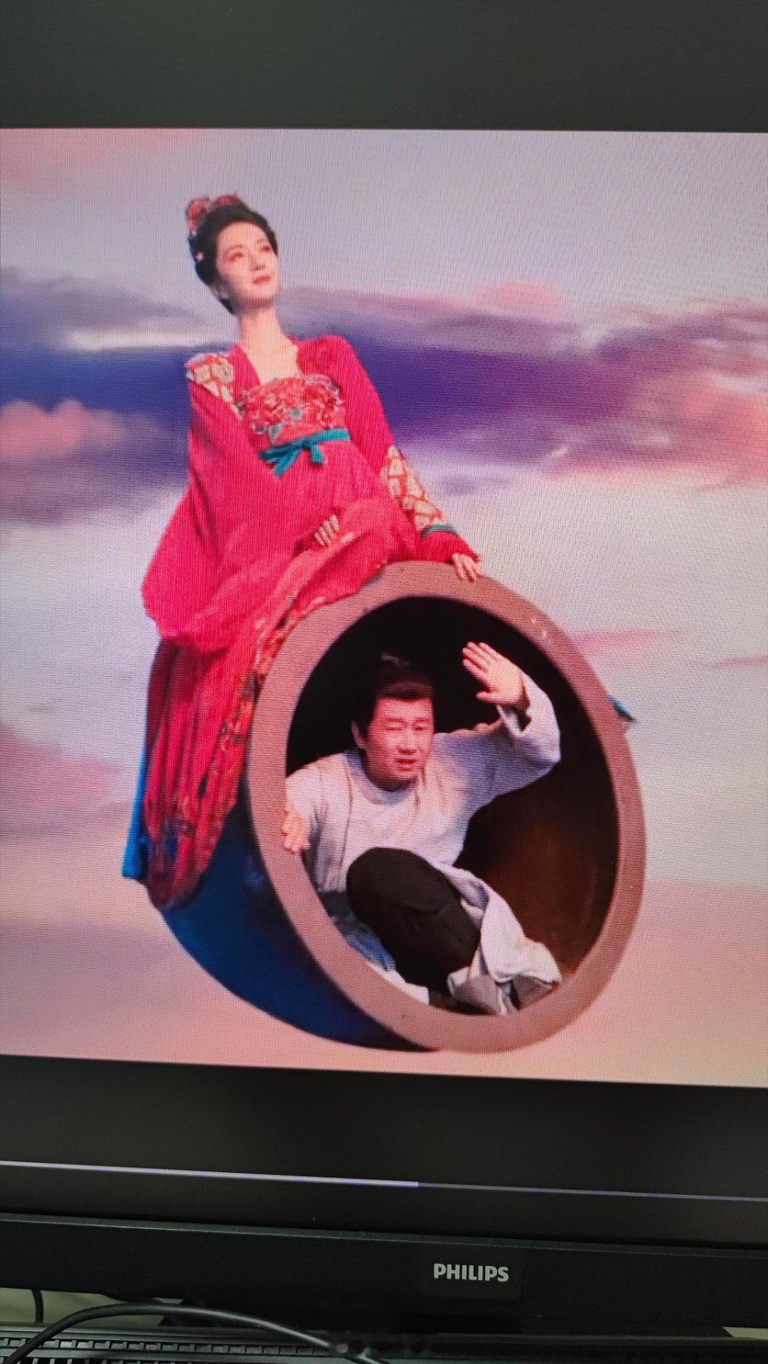 哈哈哈哈哈哈！😄😄这一幕就算出现在梦里，也好离谱好好笑啊！后面会有解释吗？唐