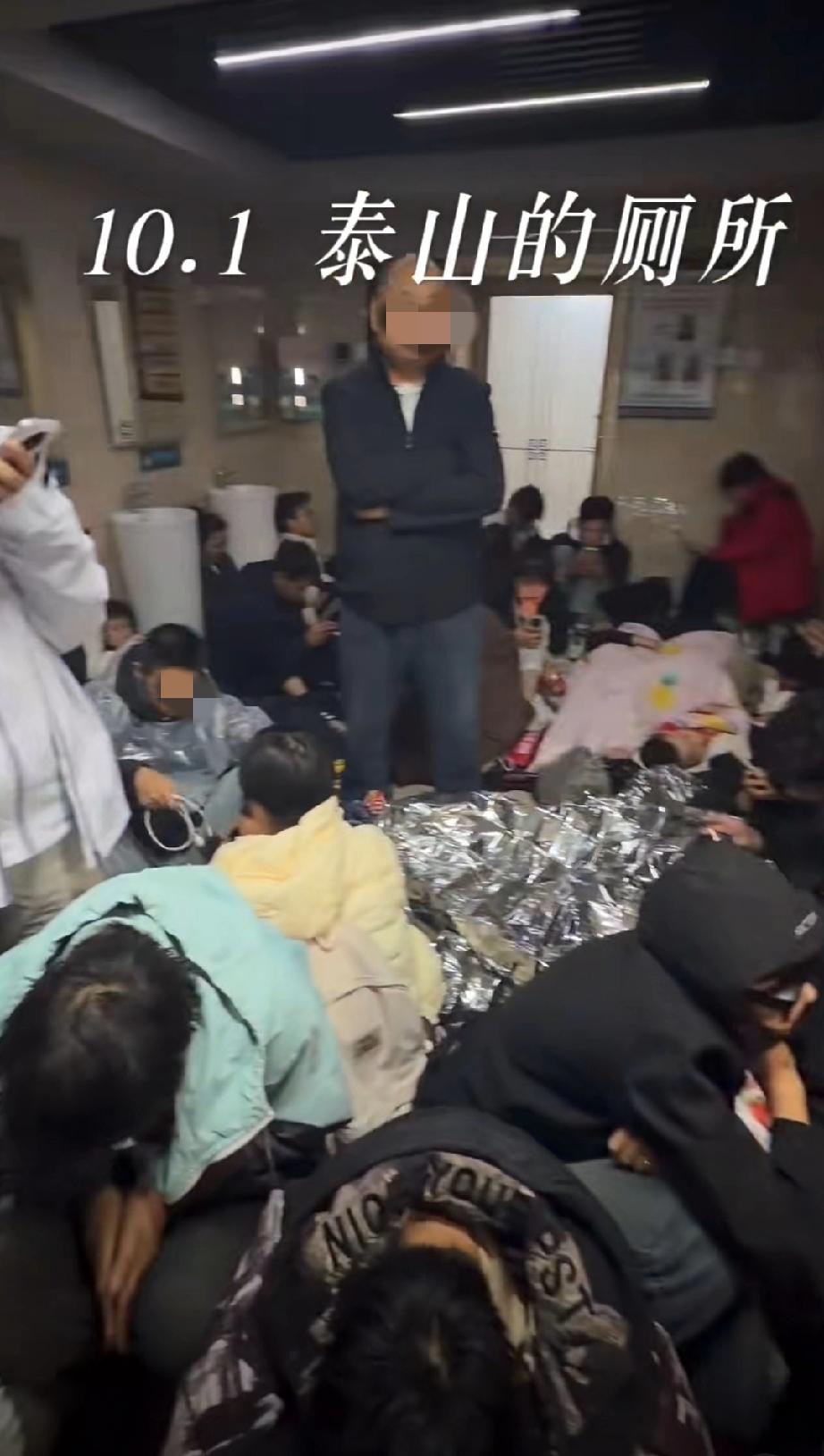 国庆假期，泰山景区迎来客流高峰，可一场突如其来的秋雨让这场登山之旅变了味。10月