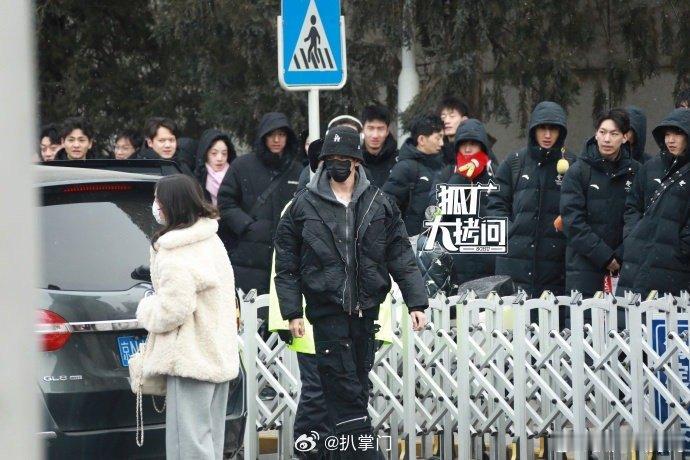 宋威龙王安宇毕雯珺春晚联排阿也，三位帅哥都现身央视马年春晚的首次联排啦，网友猜