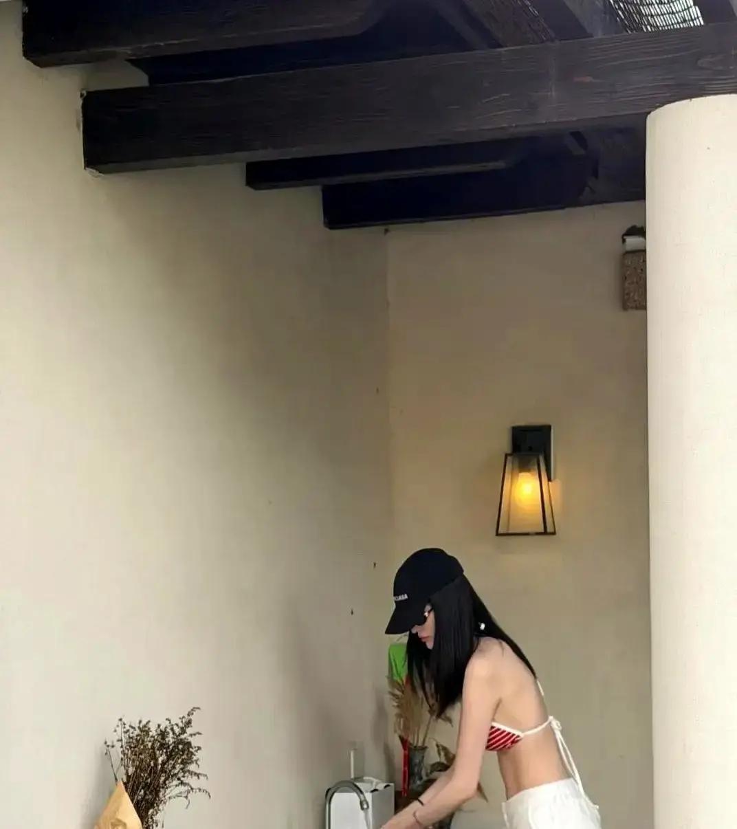 何穗在阿那亚随手发了几张度假照，底下评论区却热闹得像在破案，大伙拿着放大镜在沙滩