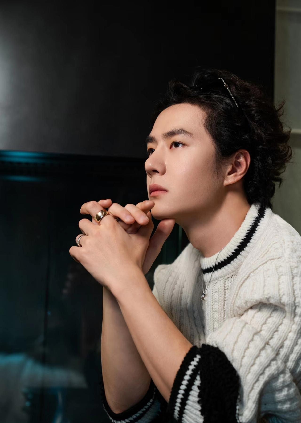 你觉得王一博算不算实力派演员就目前来看，我认为还有待提高，但是他的努力和成绩是有