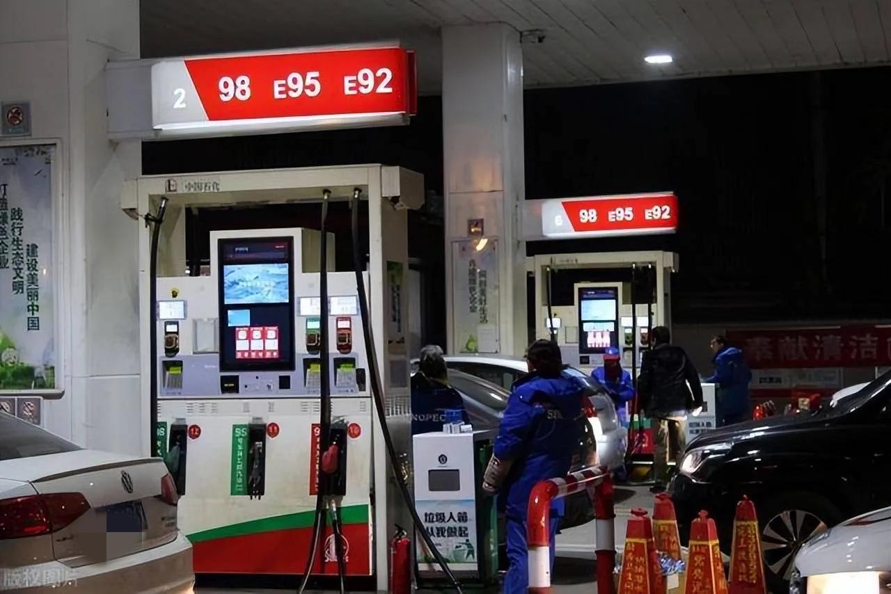 油价要涨了，对普通人最实在的3个影响！第1、出行成本一定会涨私家车每月多一