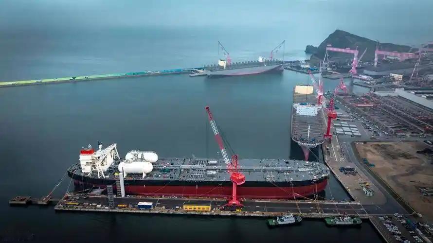 全球原油价格下行，中国随即启动采购行动，英国媒体披露，中国已开始大规模购入中东原