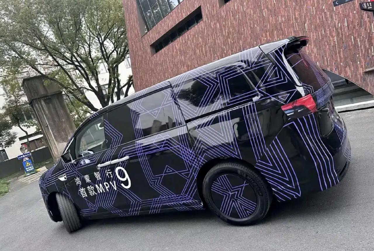 鸿蒙智行首款MPV谍照曝光！又是一款9系旗舰！没想到年底了，鸿蒙智行又搞大动作