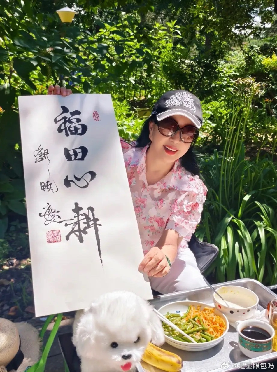 看刘晓庆的饮食就知道为啥她75岁了，还保养得这么年轻有活力，她端午节在户外野餐，