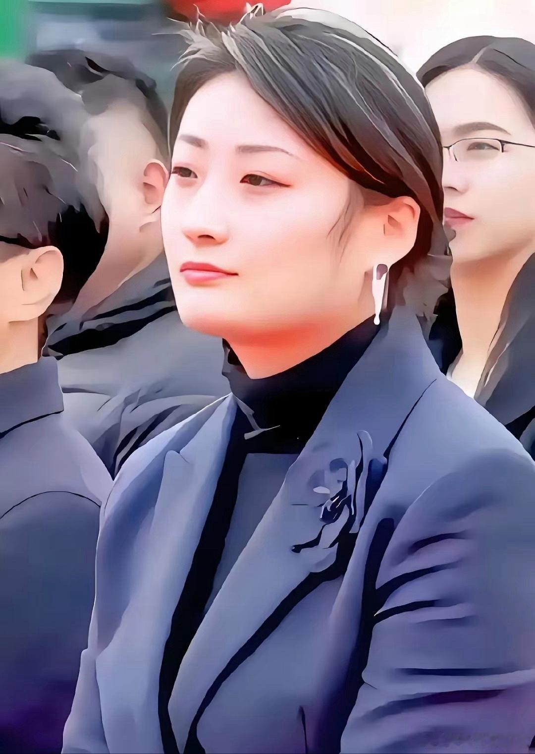 因为被投过毒，不得已在冰箱门上安装摄像头。因为出过车祸，被迫频繁换保姆、司机。因