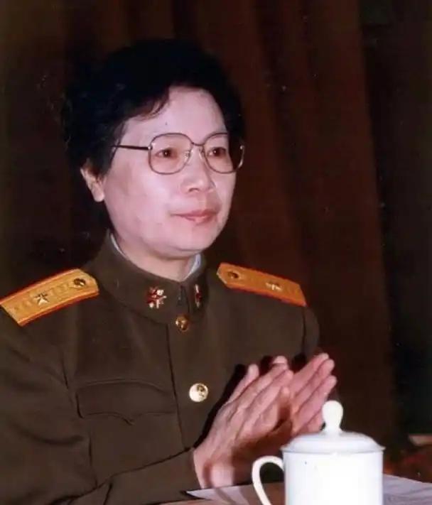 她是新中国第一位女中将，丈夫上将，父亲元帅，全国最高军衔家庭在中国的军衔体系