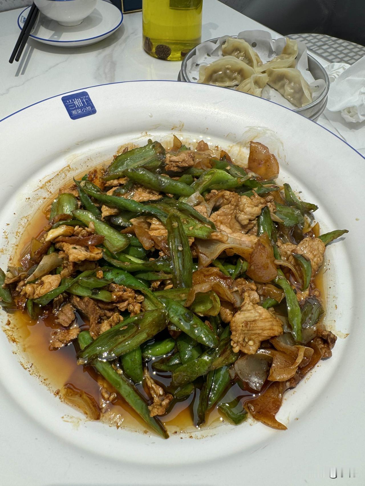 湖南家常菜堪称一绝，好吃好吃！就拿肉炒辣椒来说，每次品尝都令人超满足。今天逛街时